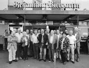 Die Zürcher SVP-Senioren vor dem «Biergarten»: In der Mitte Milieu-Anwalt Valentin Landmann, links von ihm Bob-Olympiasieger Erich Schärer. (Bild: Mirko Ries)