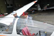 Simon Arpagaus (links) und Lukas Filliger bestaunen ein Segelflugzeug. (Bild: Matthias Piazza, Buochs, 13. August 2019)