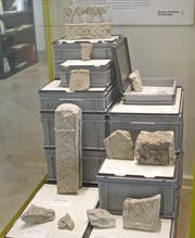 2014 zeigte die Kantonsarchäologie im Historischen und Völkerkundemuseum St.Gallen eine Auswahl an karolingischen Flechtwerksteinen aus der Kathedrale St.Gallen, die im Jahr zuvor aus Bad Zurzach zurückgeholt worden waren. (Bild: PD/Kantonsarchäologie SG)
