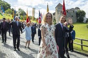 Erbprinz Alois schreitet mit seiner Ehefrau vom Schloss herab zum Volk. (Bild: Keystone. Vaduz, 15. August 2019)