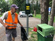 Komplett sinnlos: Hundekot eintüten, aber am Strassenerand oder im Gebüsch entsorgen. Das bereitet Paul Hobi unangenehme Arbeit. (Bild: PD)