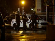 Mehrere Polizisten in der US-Stadt Philadelphia wurden bei einem Schusswechsel mit einem in einem Haus verbarrikadierten Mann verletzt. (Bild: KEYSTONE/AP/MATT ROURKE)