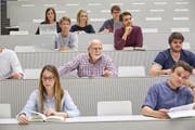 Auch in Sachen Bildung werden Senioren oft diskriminiert. (Bild: Keystone/Christof Schürpf)
