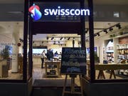 Die aktuelle Situation ist für Swisscom gegenwärtig durchzogen: Der Umsatz sinkt und den Betriebsgewinn (EBITDA) konnte das Unternehmen nur dank neuen Rechnungslegungsvorschriften und dem Geschäft in Italien verbessern. Im Bild: Swisscom-Shop in Zürich-Oerlikon (Bild: KEYSTONE/MELANIE DUCHENE)