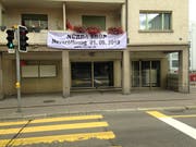 Werbung an der Zürcher Strasse für die Neueröffnung des Nûrda Shop im Lokal, in dem bis im Frühling der Migros Lachen - und früher das Restaurant Bajazzo - untergebracht war. (Bild: Reto Voneschen - 13. August 2019)