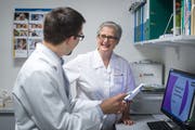 Ihre Arbeitskollegen unterstützten die 56-Jährige bei ihrer Ausbildung. (Bild: Michel Canonica)