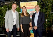 Karin Weigelt mit Beat Hirs (links), Gemeindepräsident Rorschacherberg, und Tarzisius Caviezel, Landammann Davos. (Bild: Heidy Beyeler)