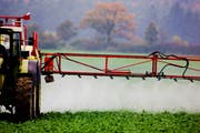 Ein Bauer versprüht Pflanzenschutzmittel auf einem Feld. (Bild: Keystone)