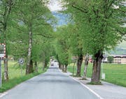 Die Grossteilerstrasse in Giswil, fotografiert von der Lauibrücke in Richtung Schulanlagen. (Bild: PD)