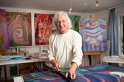 Sieht sich als Maler, nicht als Künstler: Arthur Wyss in seinem Atelier bei der Arbeit. Im Hintergrund einige seiner neuesten Bilder mit Landschaften in den vier Jahreszeiten. (Bilder: Ralph Ribi)