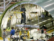 Boeing-Mitarbeiter bei der Flugzeugmontage im Werk in Seattle im US-Staat Washington. (Bild: KEYSTONE/AP/Ted S. Warren)