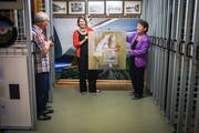 Thomas Meier-Löpfe, Christiane Hoefert und Yvonne Istas mit einem Werk von Susann Basler im Kulturgüterschutzraum. (Bild: Reto Martin)