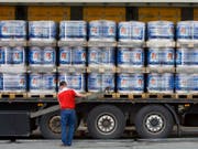 Beim zum Carlsberg-Konzern gehörenden Feldschlösschen-Brauerei werden zunehmend Spezialitätenbiere und weniger Lager-Bier verkauft. (Bild: KEYSTONE/GAETAN BALLY)