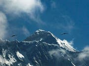 Wer auf den Mount Everest möchte, muss davor wohl bald mindestens einen 6500-Meter-Gipfel bezwungen haben. Das nepalesische Tourismusministerium plant diese und andere Sicherheitsmassnahmen. (Archivbild( (Bild: KEYSTONE/AP/NIRANJAN SHRESTHA)