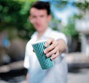 Das Lieblingsobjekt von Redaktor Fabian Gubser: Ein Keramik-Becher. (Bild: Stefan Kaiser, Zug, 14. August 2019)