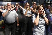Vertrauensverlust: Pfeifkonzert von SBB-Angestellten im Zürcher Hauptbahnhof - Trauer und Wut nach dem Tod eines Kondukteurs in Baden. (Bild: KEYSTONE/Walter Bieri, 9. August 2019)