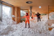 Schnee im Speisesaal des Hotels Sätnis (Bild: Urs Bucher