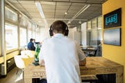 Blick in die Crypto Valley Labs in der Stadt Zug, wo Jungunternehmen aus der Blockchain-Branche Arbeitsplätze nutzen können. Bild: Alexandra Wey/Keystone (Zug, 19. April 2018)