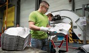 In Sevelen produziert Autoneum Komponenten für die Autoindustrie. Bild: Gaëtan Bally/Keystone (12. April 2019)