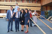 Ständerat Andrea Caroni und seine Tochter, Bundesrat Ignazio Cassis, FDP-Parteipräsidentin Monika Bodenmann sowie Nationalratskandidatin Jennifer Abderhalden posieren für ein Foto.