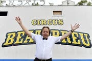 Der frischgebackene Zirkusdirektor Beat Breu, Schweizer Rad-Legende, an der Premiere seines Circus in Winterthur am 5. August. (Bild: Keystone)