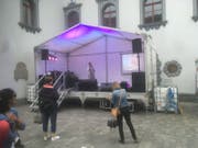 2018 war die Karaoke-Bühne noch vor dem Stadthaus an der Gallusstrasse. Stadträtin Maria Pappa versuchte sich am frühen Freitagabend mit einem Ständchen. (Bild: Christoph Renn)