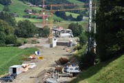 Die Baustelle der zweiten Etappe der Umfahrung Wattwil. Diese wird dereinst direkt an der Scheftenau vorbei führen und an die Umfahrung Ebnat-Kappel (im Hintergrund) angeschlossen werden. (Bild: Ruben Schönenberger)
