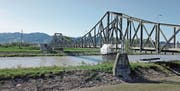 Die Alte Rheinbrücke ist stellenweise eingepackt. Das stählerne Tragwerk wird in den nächsten Wochen sanft saniert.Bild: Kurt Latzer