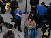 An mehrere internationalen US-Flughäfen kam es für Passagiere bei der Einreise wegen einer Computerpanne zu langen Warteschlangen. (Bild: KEYSTONE/AP/MARK LENNIHAN)