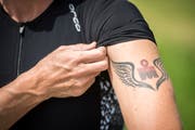 Das Ironman-Log und zwei Flügel eines Schutzengels liess Gallo sich auf den Oberarm tätowieren. (Bild: Reto Martin.