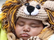 Passanten entdeckten das von den Eltern im Tiershop vergessene Baby schlafend in einem Korb. (Bild: KEYSTONE/EPA EFE/MARIO GUZMÁN)