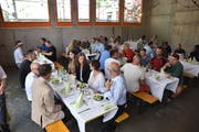 Die geladenen Gäste genossen das Essen beim Aufrichtfest in einem der neuen Galstramm-Schulräume, die noch im Rohbau sind.
