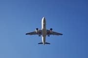 30 bis 120 Franken mehr soll ein Flugticket kosten. (Bild: KEY)
