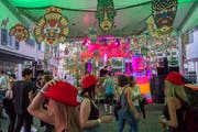 Die Strada eletronica in der Goliathgasse wartet mit Dutzenden DJs und einem Prosescco-Brunnen auf. (Bild: Urs Bucher)