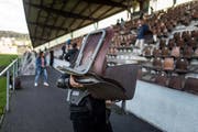 Fans des FC St.Gallen sicherten sich am Donnerstagabend ihre Holzsitze, die sie vor der Sanierung der Haupttribüne gekauft hatten. (Bild: Michel Canonica (15. August 2019))