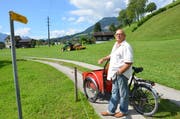 Wo Bruno Müller steht, beginnt der Wanderweg querfeldein über die Wiese Richtung Alpnach Dorf. (Bild: Franziska Herger, Alpnach, 16. August 2019))