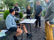 Lagebesprechung am Freitagmorgen in Gersau. (Bild: Andreas Seeholzer, Bote der Urschweiz, Gersau. 16. August 2019)