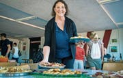 Schon voll im Element: Gastgeberin Julia Jenzer am Eröffnungs-Apéro des FCF-Sportbeizli am Mittwochabend. Bild: Reto Martin