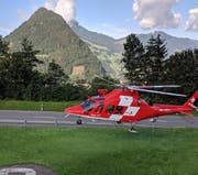 Die Rega landet nach einem ersten Suchflug beim Zivilschutzzentrum Chaltbach. Links im Hintergrund der Urmiberg, rechts nebenan die Hochflue. (Bild: Geri Holdener/ Bote der Urschweiz)
