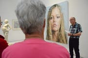 Peter Stäcker stellt den brasilianischen Kunstmaler Harding Meyer und dessen grossformatiges Frauenporträt vor. (Bild: Georg Stelzner)