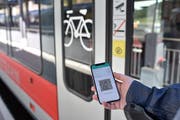 Wer sich die Schlange vor dem Ticket-Automaten auf der Heimreise sparen will, löst das Ticket mit der App. (Bild: Manuela Matt)