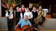 Bruno Senn (unten Mitte) mit dem Oberkrainer Quintett Gorenjski. (Bild: PD)