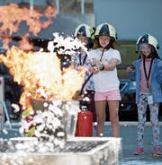 Celine Angele übt sich im Löschen eines Brandes. (Bilder: Corinne Glanzmann (Stansstad, 14. August 2019)