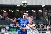 Am Donnerstag spielten die Frauen des FC Luzern und des FC Basel gegeneinander. Die Partie lockte viele Zuschauer nach Kriens. Hier duellieren sich die Luzernerin Irina Pando (link) und Marion Rey. (Bild: Claudio Thoma/freshfocus, Kriens, 15. August 2019)
