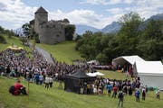 3500 Besucher wohnten dem Staatsakt auf der Schlosswiese bei. Es waren keinerlei Interventionen der Sicherheitskräfte notwendig.(Bild Gian Ehrenzeller/Key)