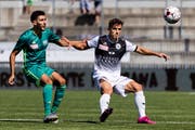 Ein Charaktertest für die junge Mannschaft: Wils Lindrit Kamberi (rechts) setzt sich im Meisterschaftsspiel gegen Lausanne-Ouchys Yanis Lahiouel durch. (Bild: Pascal Muller/Freshfocus)