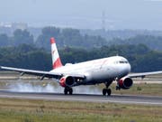 Fliegen soll teurer werden: Die Umweltkommission des Ständerates will eine Flugticketabgabe einführen. (Bild: KEYSTONE/APA/APA/ROLAND SCHLAGER)