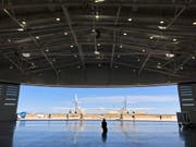 Vom neuen Weltraumbahnhof in New Mexiko aus direkt ins All: Virgin Galactic will im nächsten Jahr erste Touristen in den Weltraum befördern. (Bild: KEYSTONE/AP/SUSAN MONTOYA BRYAN)