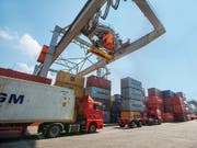 Die Verwaltungsräte von Schweizer Unternehmen werden zunehmend negativer bezüglich der konjunkturellen Aussichten. Im Bild Containerumschlag im Hafen Kleinhüningen (Bild: KEYSTONE/GAETAN BALLY)