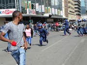 Mit einem Polizei-Grossaufgebot hat die Regierung von Simbabwe eine Protestkundgebung in der Hauptstadt Harare verhindert. (Bild: KEYSTONE/AP/TSVANGIRAYI MUKWAZHI)